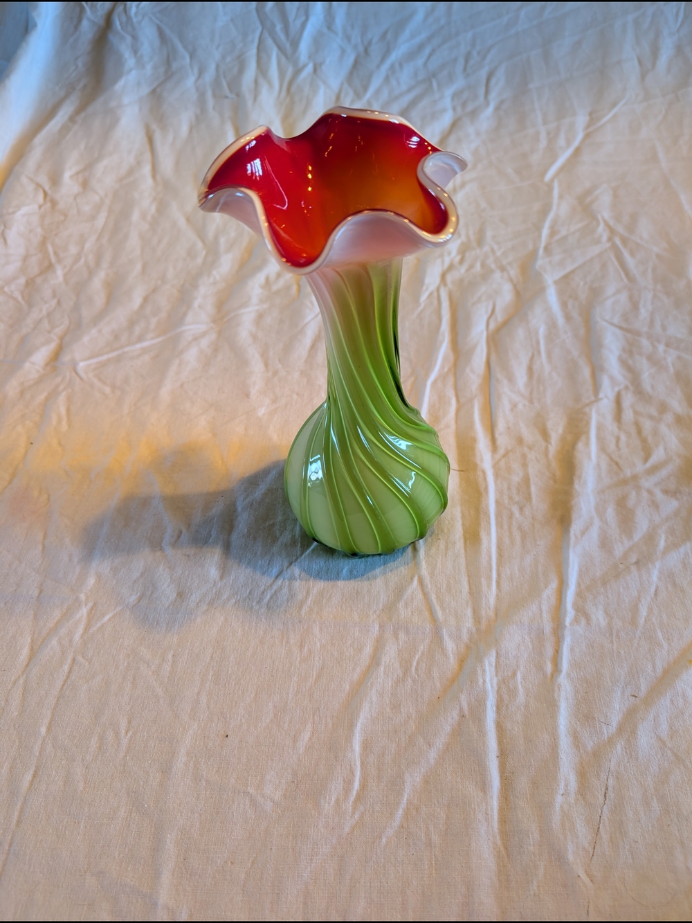 2/50$ Vintage Green and Red Ruffled Art Glass Vase